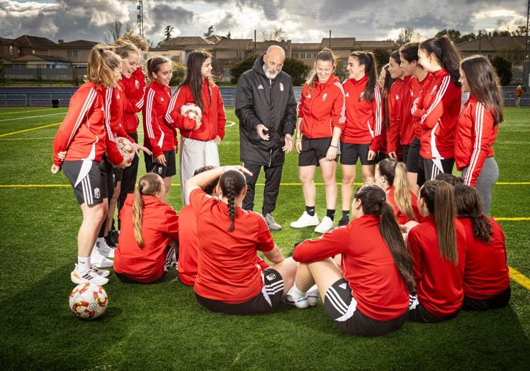 El técnico Diego Rimoldi charla con ellas tras el entrenamiento.