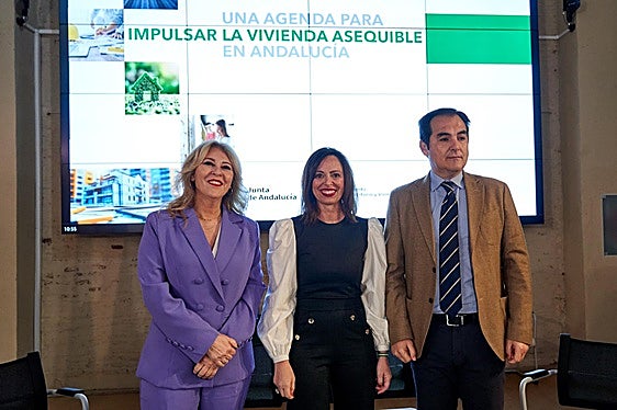 Los consejeros Rocío Díaz, Carolina España y José Antonio Nieto, momentos antes de la inauguración de las jornadas.