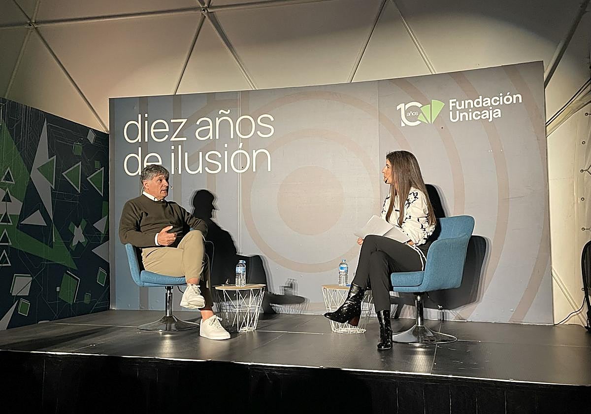 Toni Nadal conversa con la periodista Olivia Aranda en la conferencia inaugural.