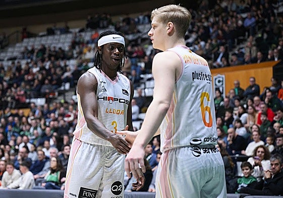 Van der Vuurst, a la derecha, saluda a Bropleh en un partido del Hiopos Lleida.