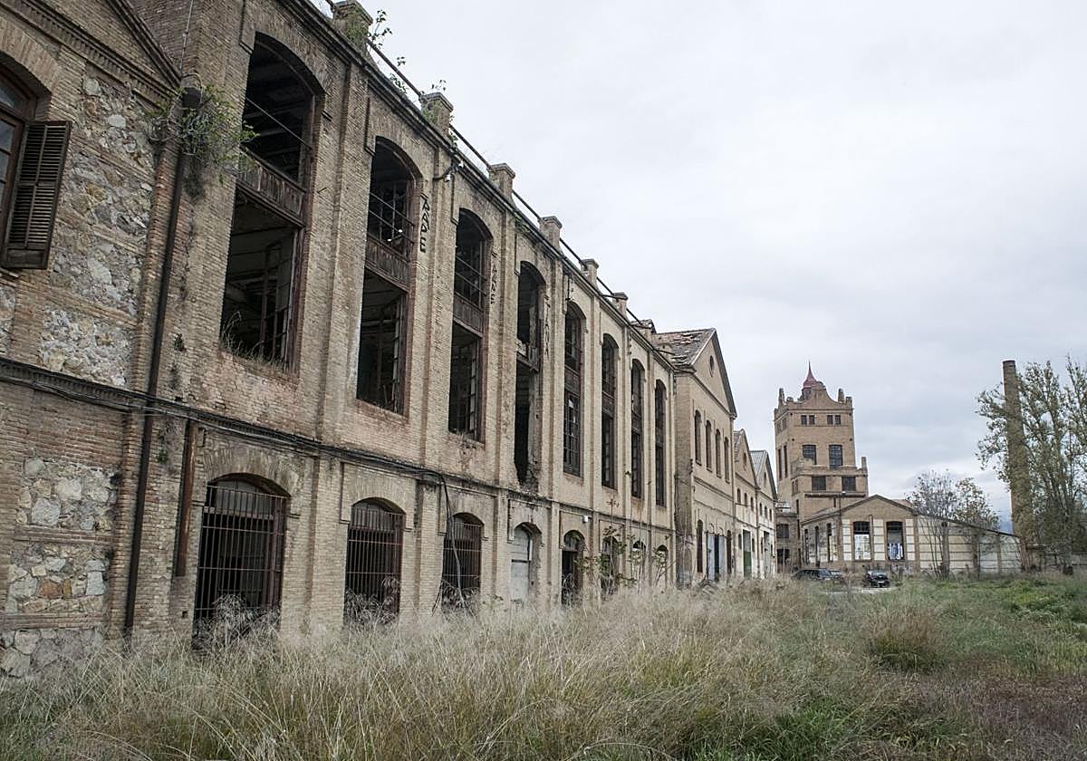 Fachada lateral del complejo fabril de la Azucarera San Isidro en el que la Universidad de Granada proyecta un gran campus sostenible.