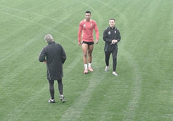 Loïc Williams y Fran Escribá conversan tras el trabajo aparte del central.