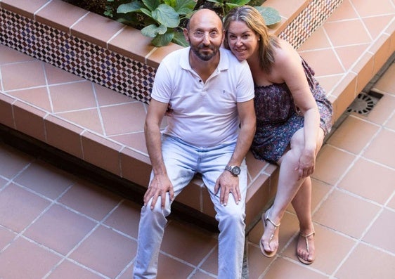 Imagen de archivo del expapa palmariano y su mujer en su antigua casa de Monachil.