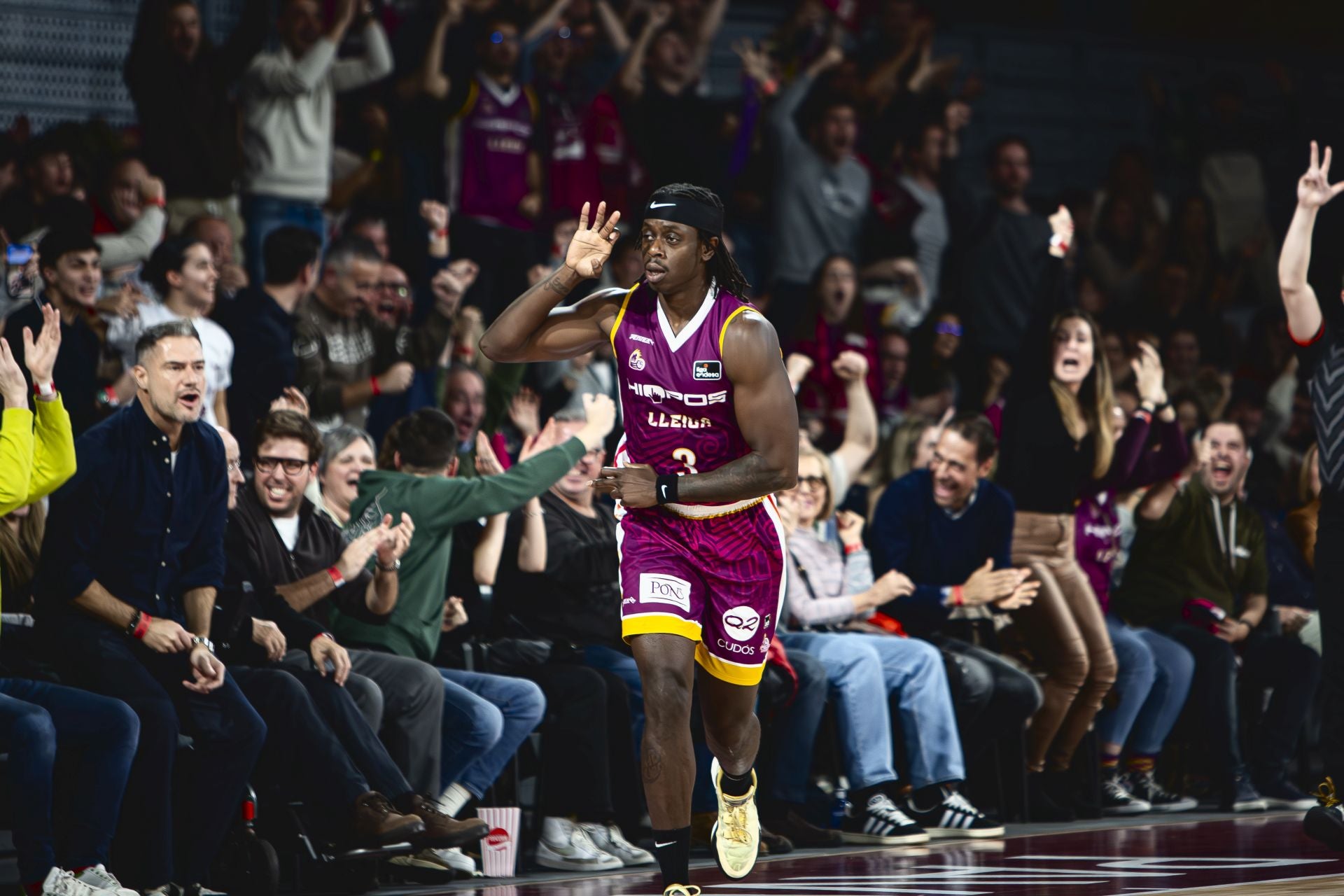 Thomas Bropleh celebra un triple con el Hiopos Lleida.