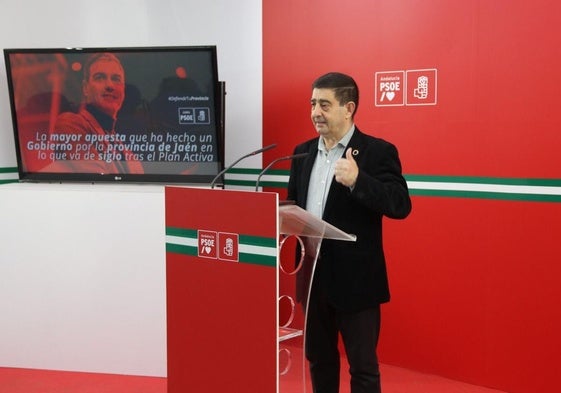 El secretario general del PSOE, Paco Reyes, en rueda de prensa.