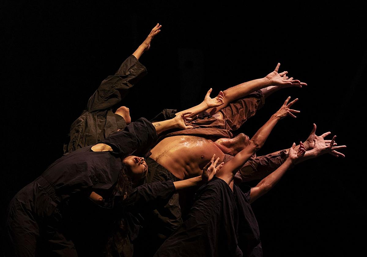 El coreógrafo Mario Bermúdez dirige el espectáculo 'Averno'.