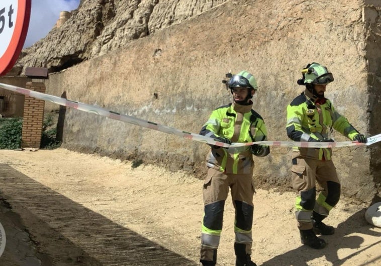 Desalojan a cinco personas en Purullena por el riesgo de derrumbe de casas cueva