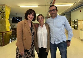 Carmen Lainez junto a la concejala de Eduacción, Eva Funes.