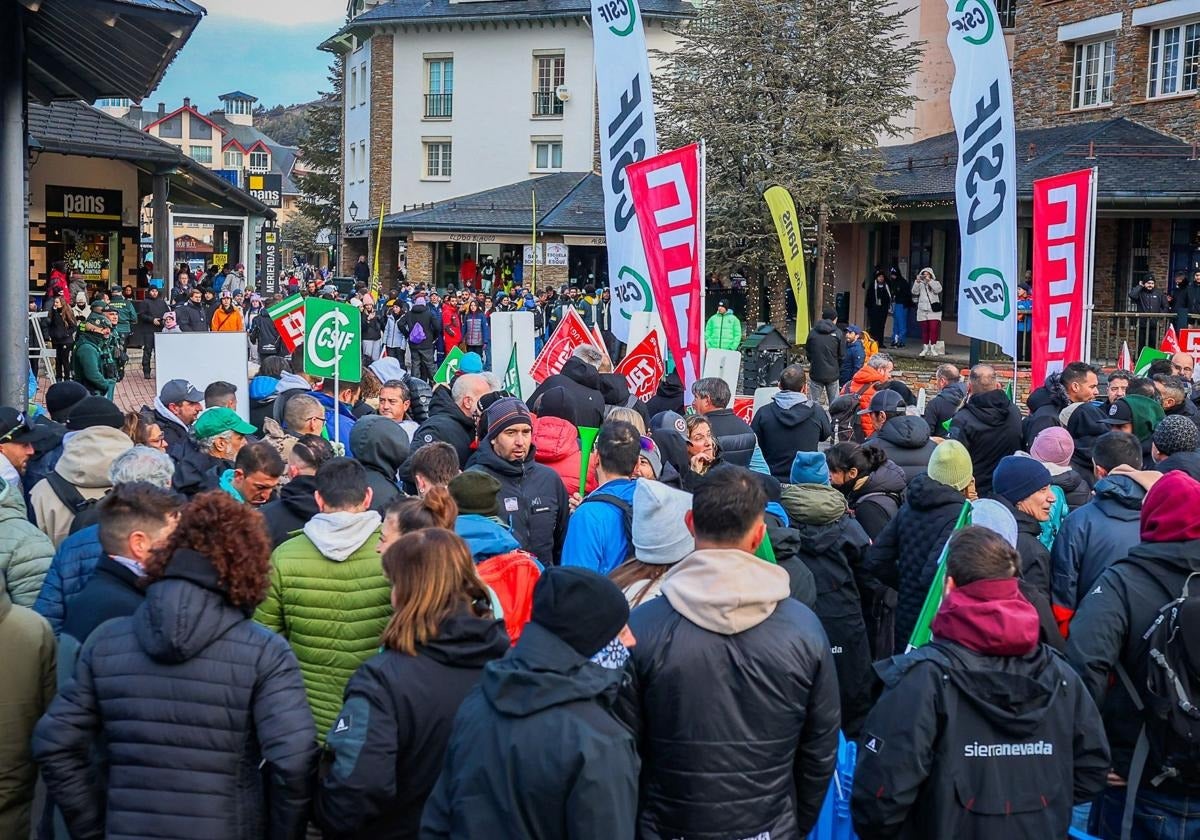 Vista de la concentración desde la entrada del telecabina Al Ándalus