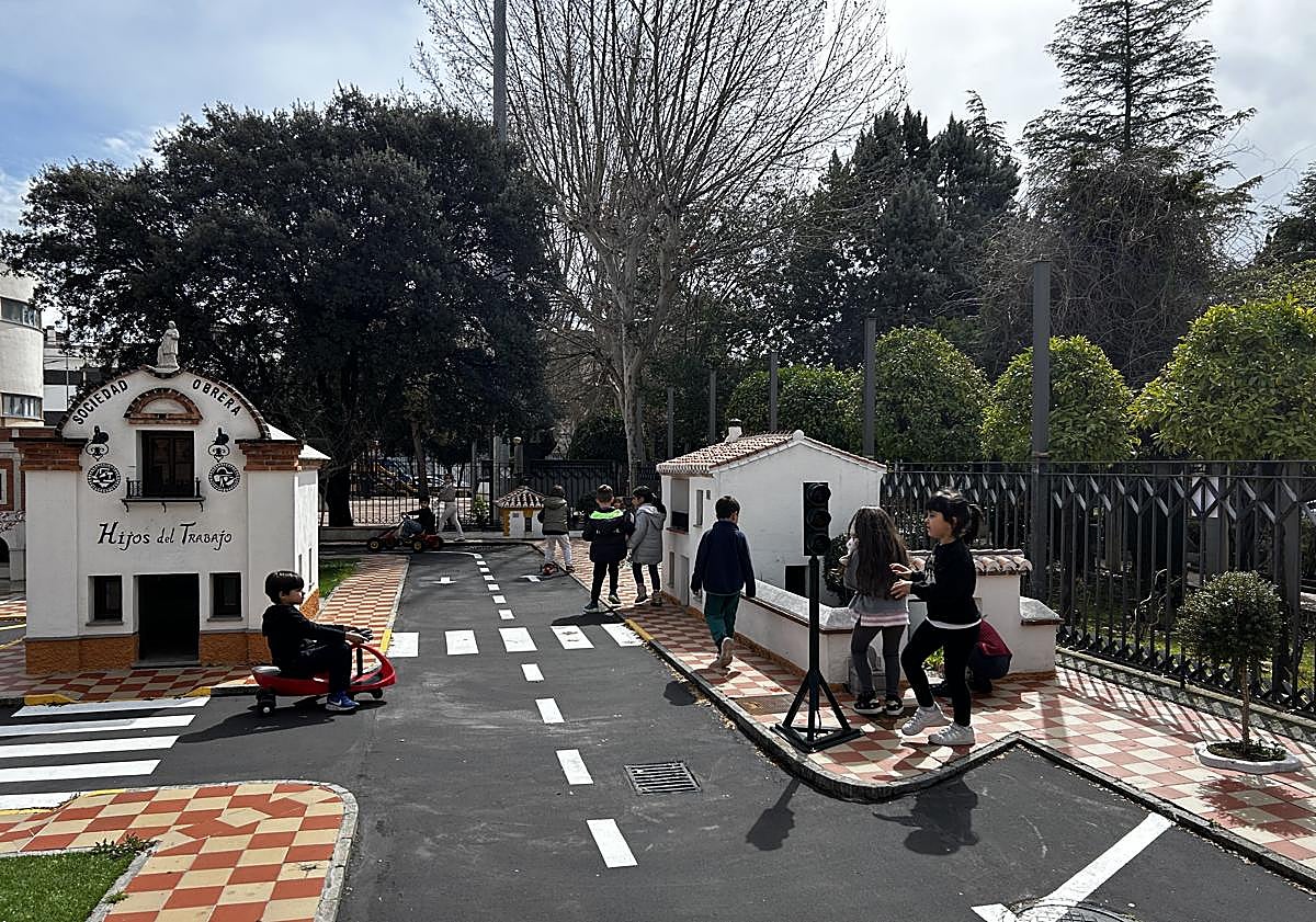 Imagen principal - Algunos de los edificios que conforman 'Albolut'.