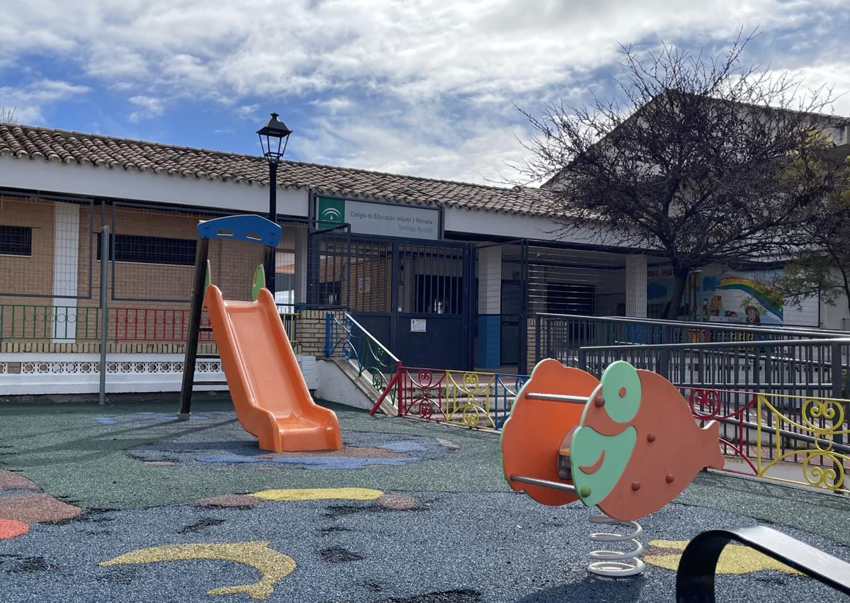 Imagen secundaria 1 - Fachada del antiguo cuartel, colegio y la alcaldesa, Rocío Zamora.