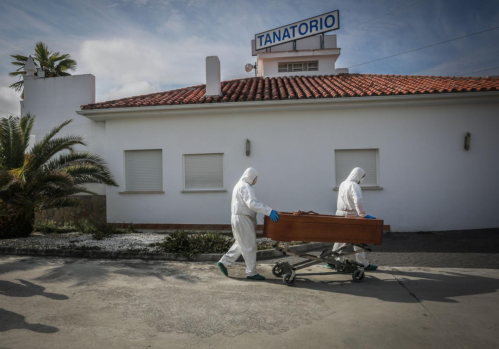 Un entierro sin asistentes durante la primera fase de la pandemia de covid en Granada.