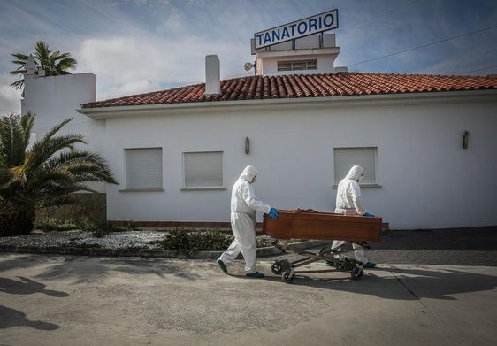 Un entierro sin asistentes durante la primera fase de la pandemia de covid en Granada.