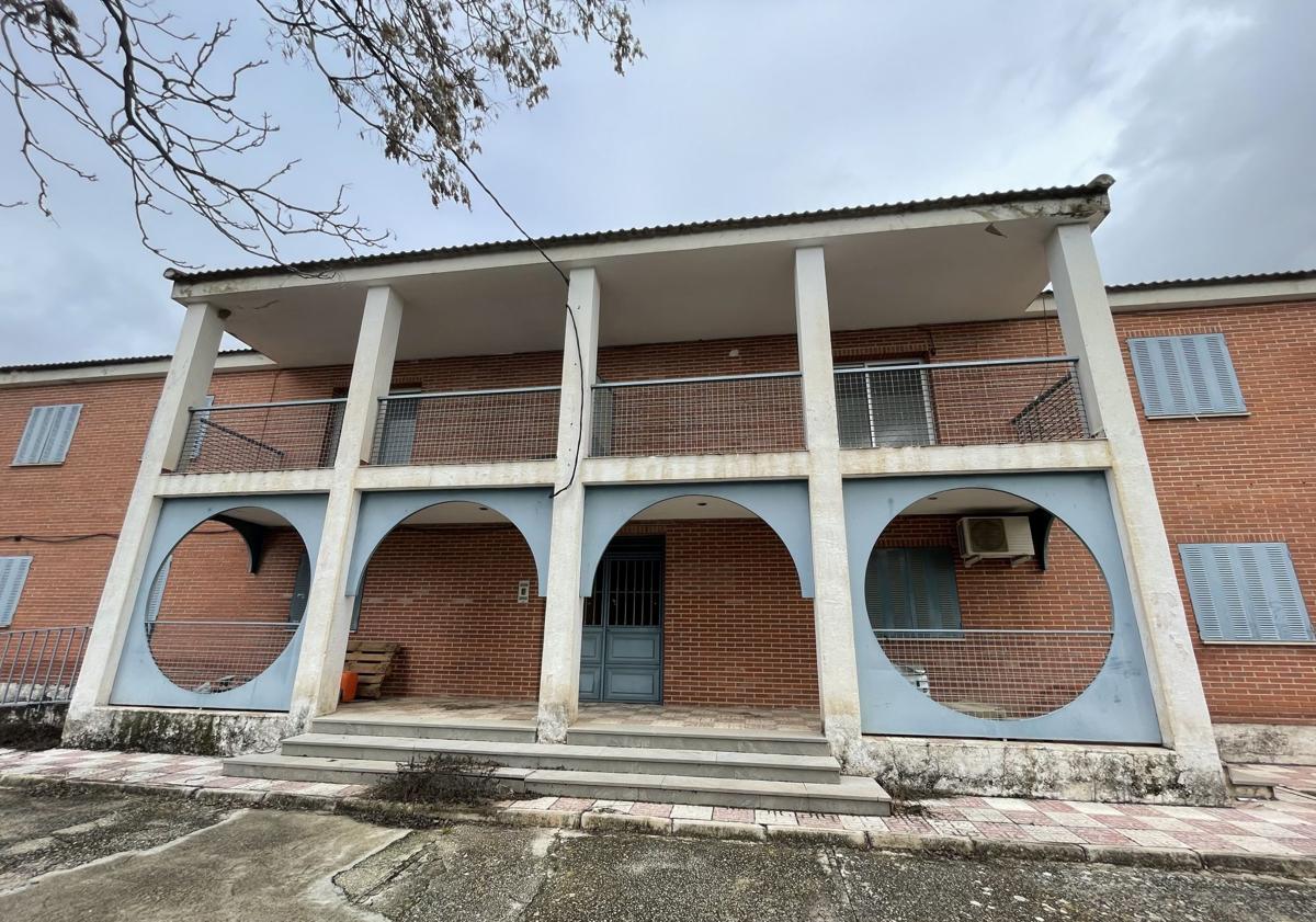 Imagen principal - Fachada del antiguo cuartel, colegio y la alcaldesa, Rocío Zamora.
