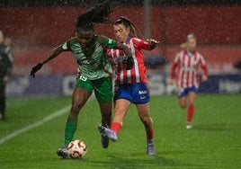 Edna emprende una carrera bajo el diluvio contra el Atlético de Madrid.