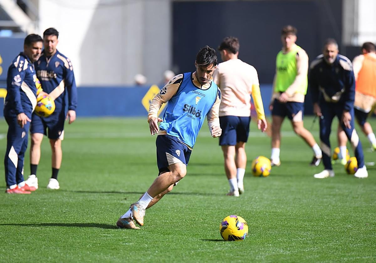 Iza Carcelén juega un balón durante un entrenamiento.