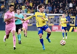 Óscar Melendo da un taconazo durante el partido de Copa del Rey contra el Eldense en el Nuevo Mirandilla.