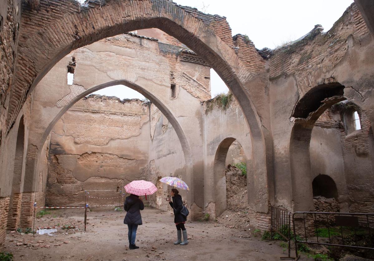 Visita de obra ayer a la iglesia de San Luis de los Franceses, que será reconstruida como centro cultural.