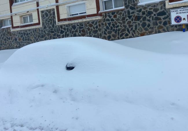 Coche completamente enterrado en la nieve