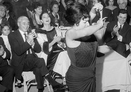 Lola Flores, cantando y bailando en el bautizo de su hijo Antonio ante la mirada de Ava Gadner.