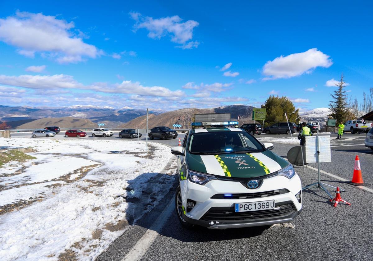 Diez kilómetros de atasco al mediodía en la carretera de Sierra Nevada