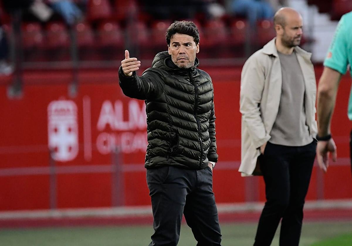 Rubi dando instrucciones desde el banquillo