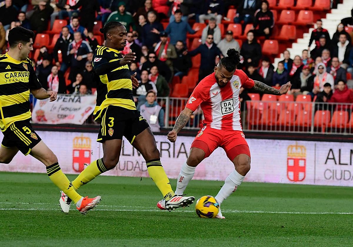 Luis Suárez se dispone a disparar en la antesala del primer gol del partido.