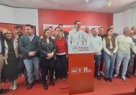 El nuevo secretario general del PSOE de Jaén, Juan Latorre, junto a su equipo.