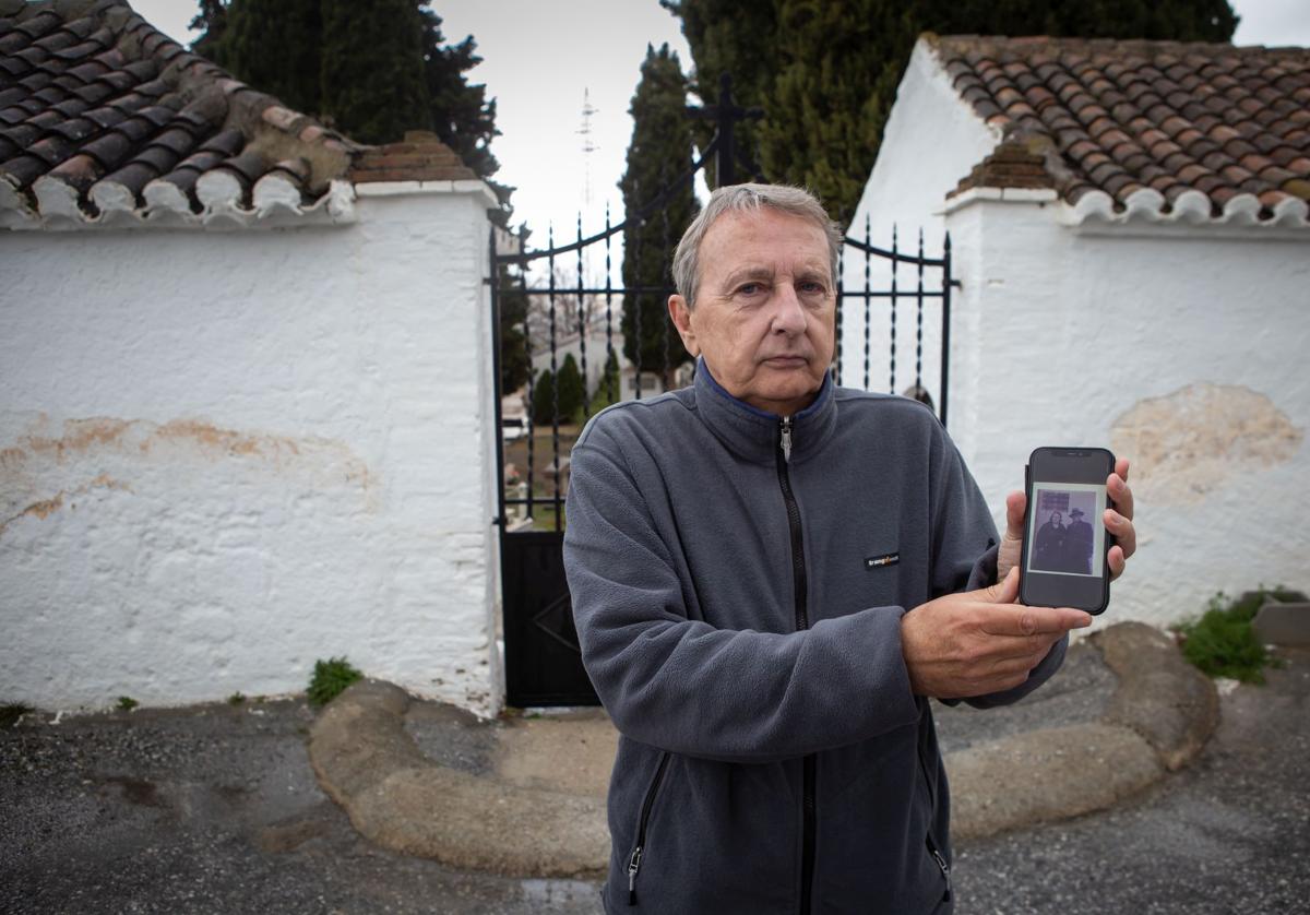 Alfonso Matarán enseña la foto de sus abuelos en la puerta del cementerio de Nigüelas, donde posiblemente fueron asesinados Ángel y Alfonso.