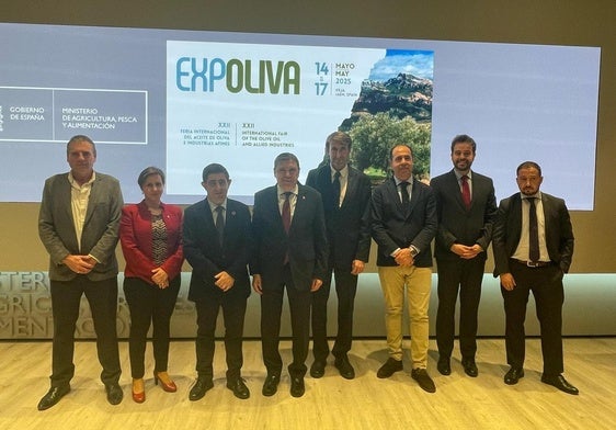 Representantes de las administraciones, entre ellos el ministro Luis Planas; la delegada de Agricultura de la Junta, Soledad Aranda, y el presidente de la Diputación, Paco Reyes.