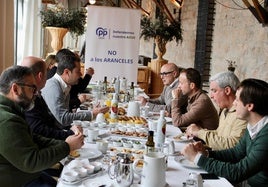 Erik Domínguez con representantes de las organinizaciones agrarias en un desayuno en el Parador.
