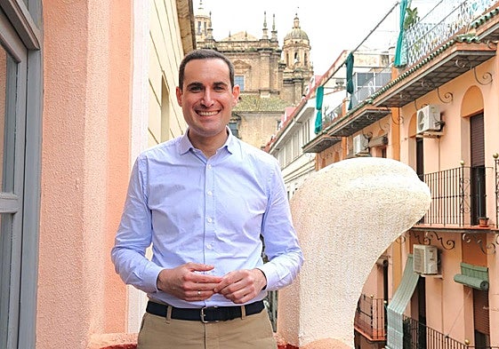 Juan Latorre, secretario general del PSOE de Jaén, en el balcón del que va a ser su nuevo despacho.
