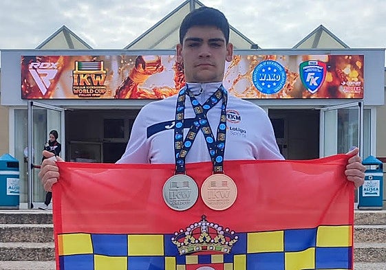 Samuel Molina, en Italia con sus medallas y la bandera de Huétor Tájar.