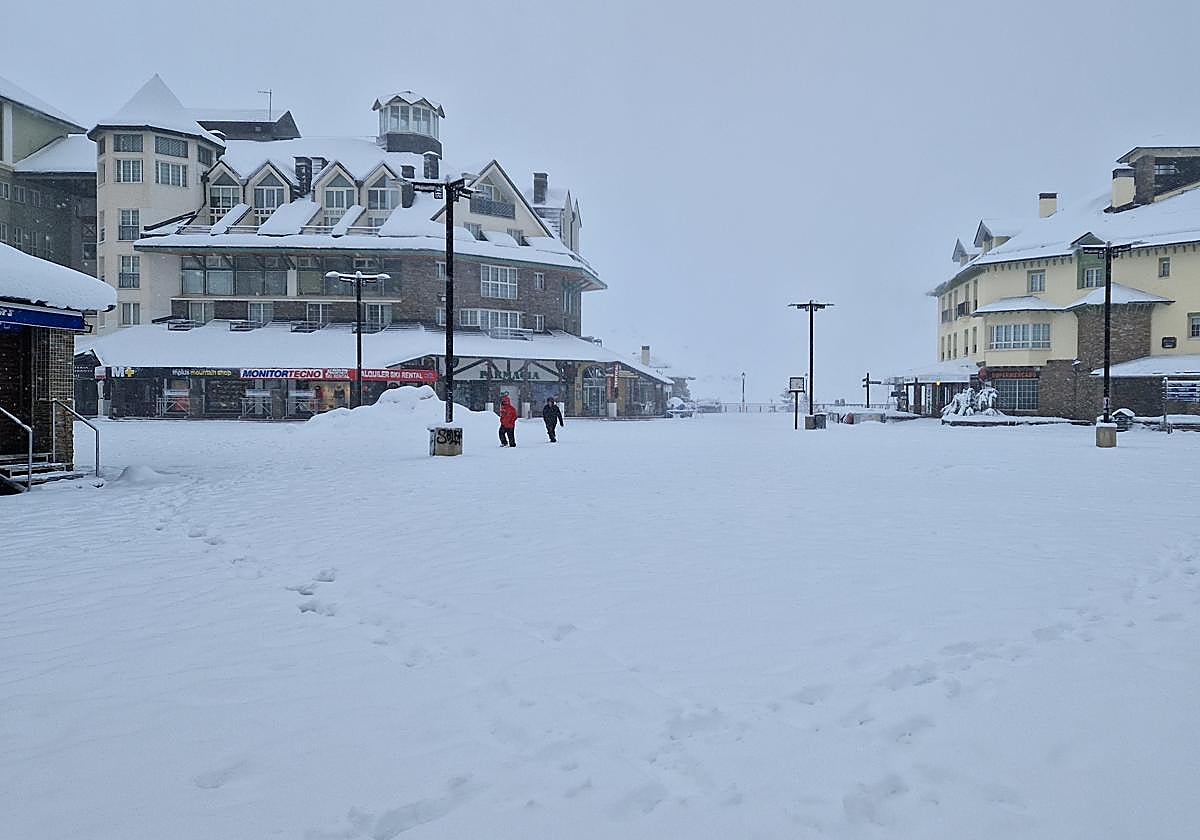 Plaza de Andalucía de Pradollano en estos días de grandes nevadas.