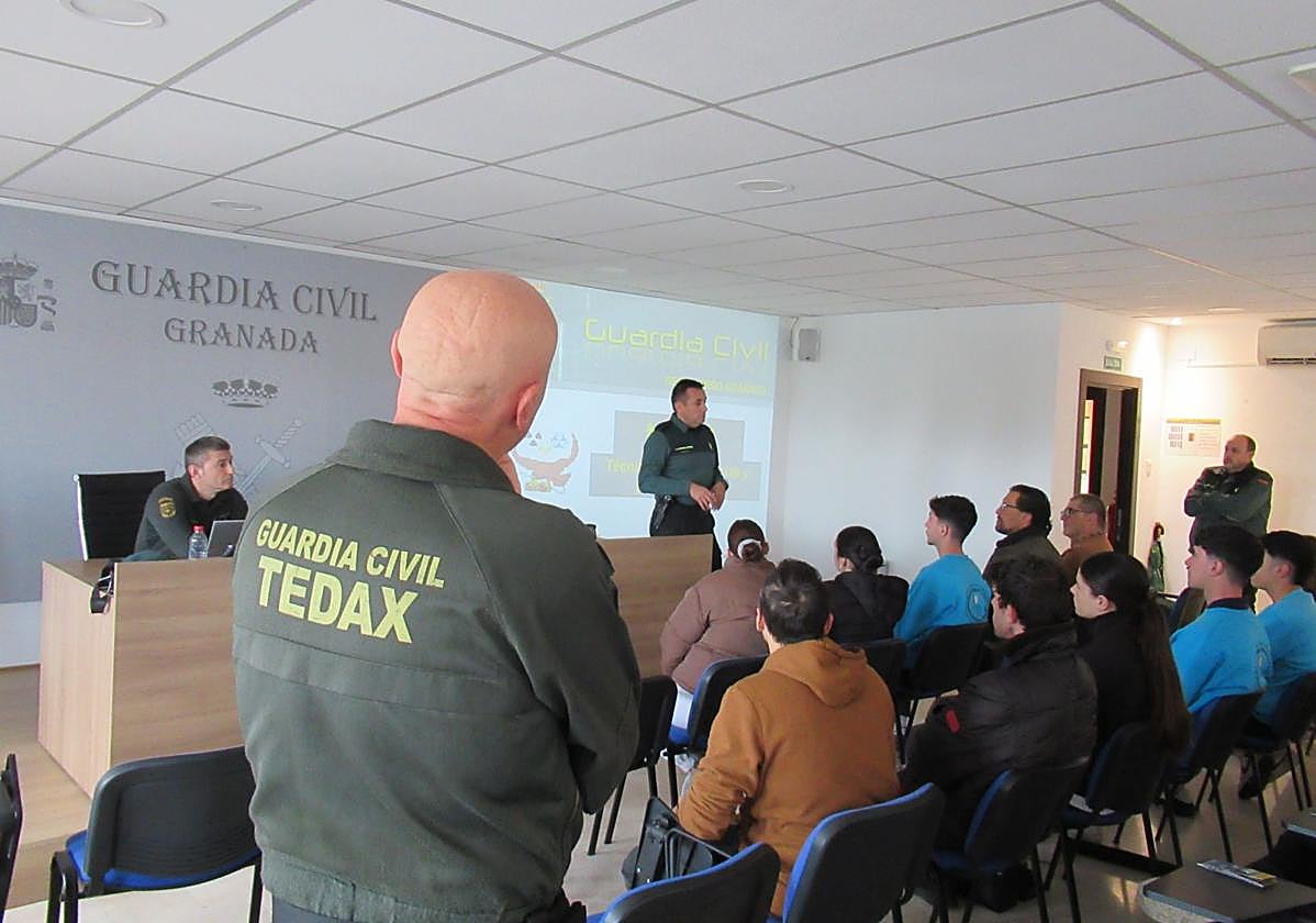 Charla formativa por parte de expertos del grupo TEDAX-NRBQ a los futuros técnicos en emergencias y protección civil del ciclo formativo en el I.E.S. Antigua Sexi de Almuñécar.