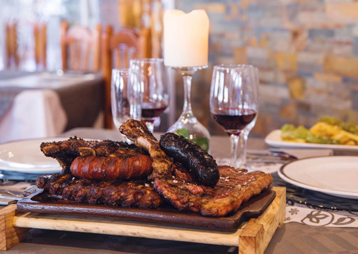 Imagen secundaria 1 - El restaurante de carretera de Granada con carnes a la brasa y «sabor argentino»