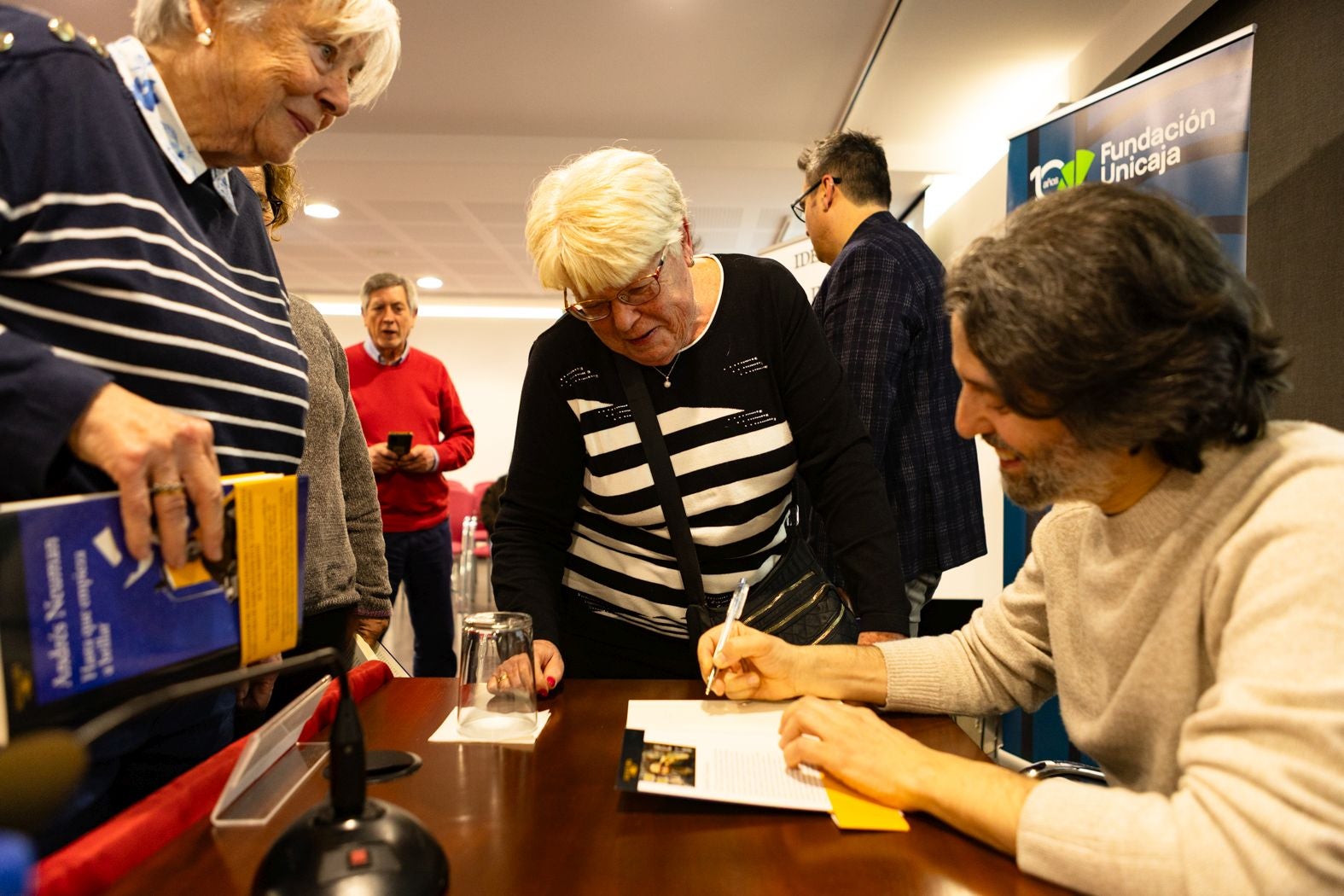 Andrés Neuman encandila con su prosa sobre María Moliner