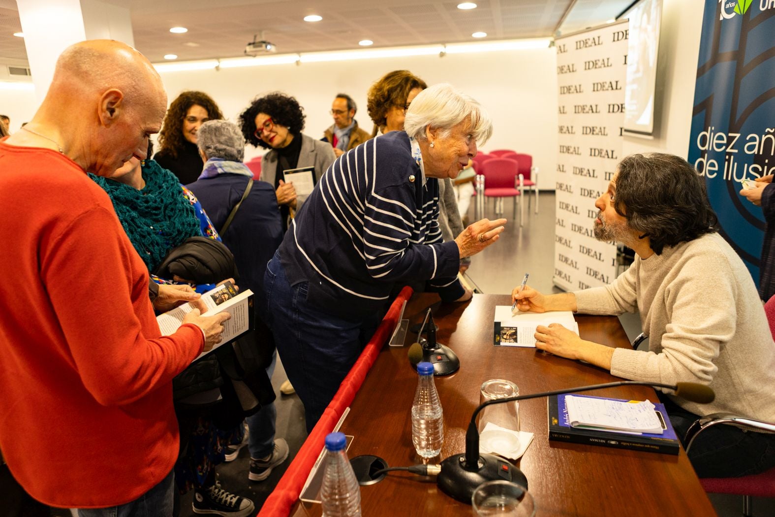 Andrés Neuman encandila con su prosa sobre María Moliner