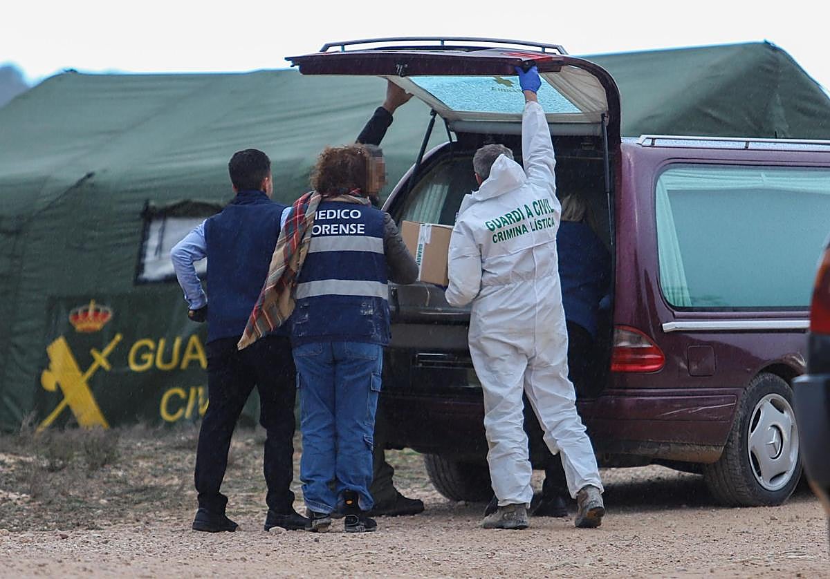 Forense y agentes de la Guardia Civil recogen pruebas en el lugar del hallazgo del cuerpo, el domingo.