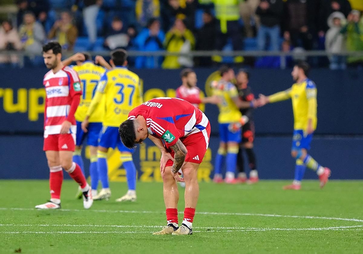 Rubén Sánchez agacha la cabeza al finalizar el partido en Cádiz.