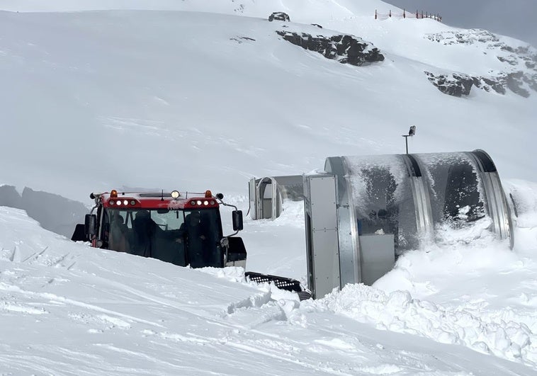 Limpieza de remontes enterrados en la nieve este martes en Sierra Nevada.