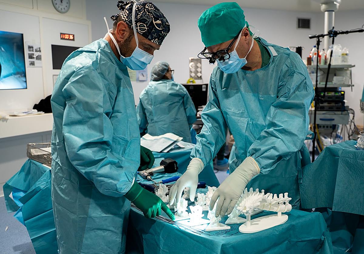 Pérez Abela revisa las guías creadas en 3D.