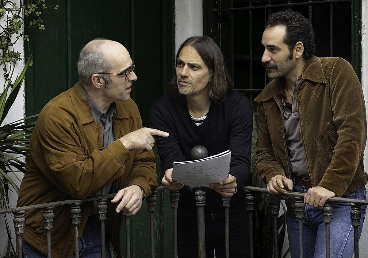 Luis Tosar y Jesús Carroza, con el director de la película Rafael Cobos (centro), durante el rodaje de 'Golpes', en Sevilla.