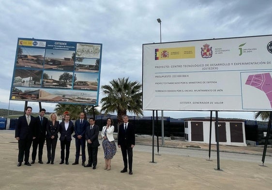 Visita a los terrenos de representantes de la empresa, del Ayuntamiento y la Diputación.