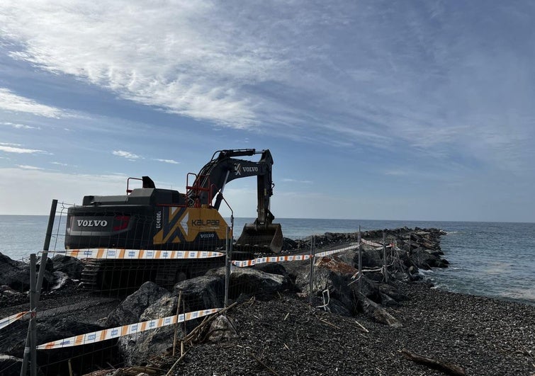 El espigón de Playa Granada avanza mar adentro con 200 metros ejecutados