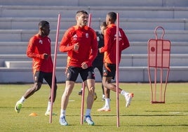 Sergio Ruiz realiza ejercicios de calentamiento entre sus compañeros durante un entrenamiento reciente en la Ciudad Deportiva.