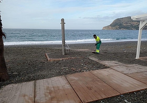 Operario trabajando en la playa de Almuñécar.