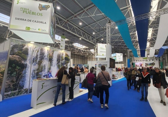Visitantes en la Feria de los Pueblos de Jaén.