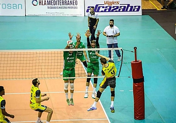 Borja Ruiz bloquea, con la ayuda de Charly Jiménez, a Javi Monfort