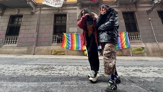 Ambiente a las puertas del edificio okupado en la calle Azacayas este viernbes